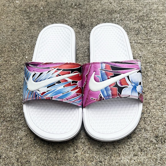 WMNS NIKE BENASSI SWOOSH JDI PRINT SLIDE PINK WHITE BLUE FLOWER FEATHER HABANERO - Picture 5 of 9